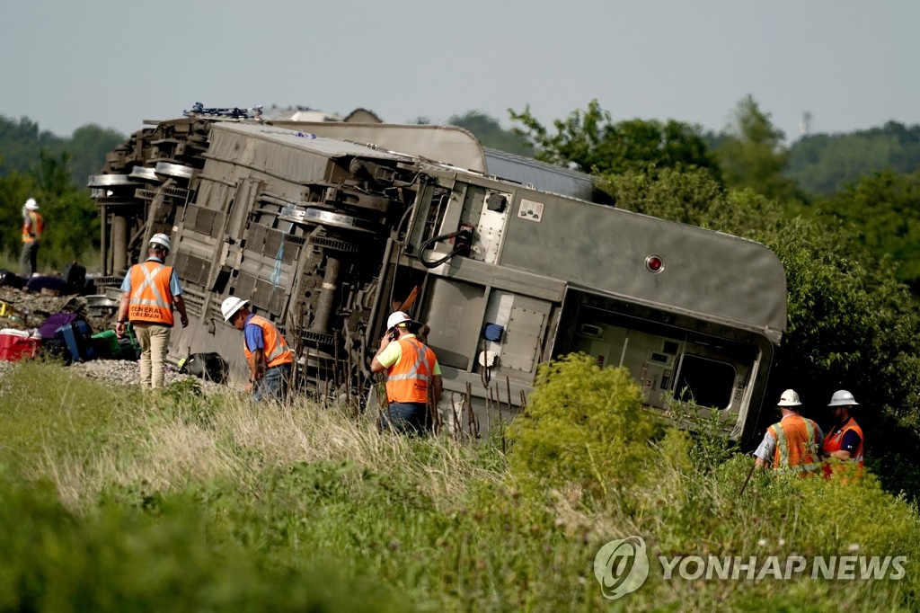 미 암트랙 열차 트럭 충돌해 탈선…최소 3명 사망, 50명 부상