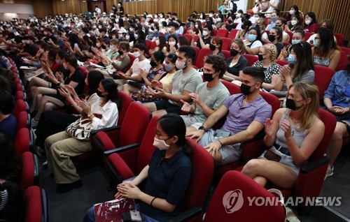 Des étudiants étrangers assistent à une cérémonie d'entrée dans une école d'été internationale à l'université de Corée à Séoul, le mardi 28 juin 2022, après deux ans de suspension en raison de la pandémie de nouveau coronavirus (Covid-19). 