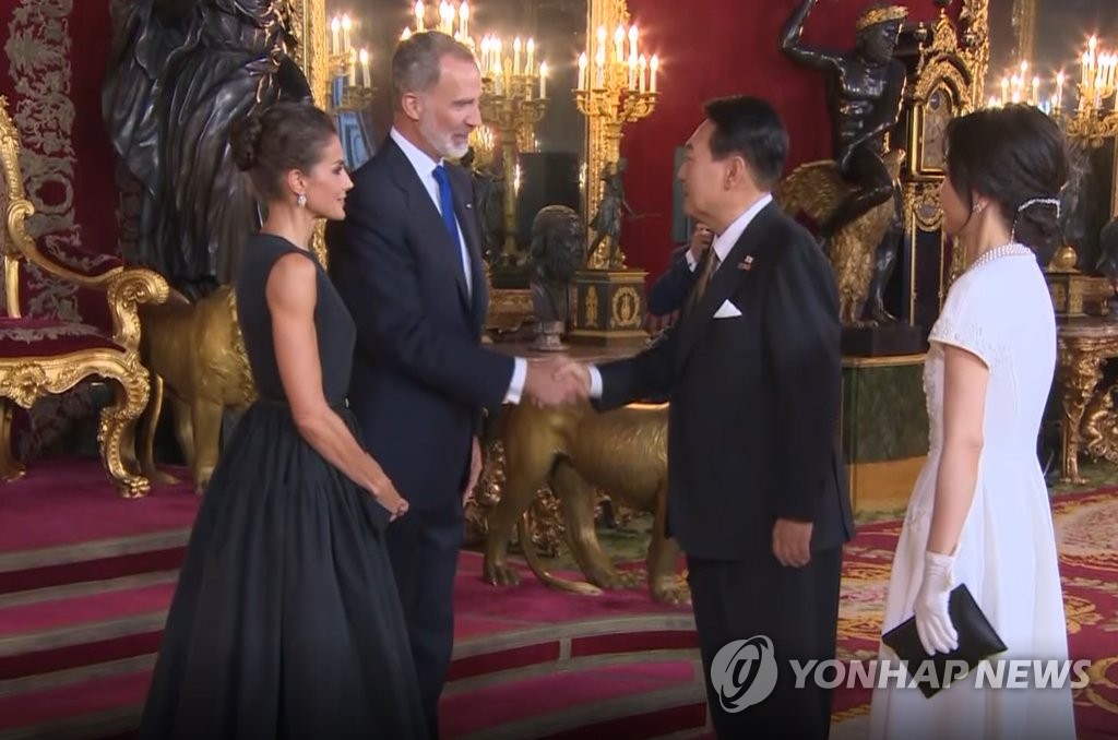 Yoon y la primera dama asisten a una cena de gala organizada por los reyes de España
