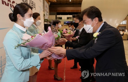 김포-하네다 운항 재개 행사, 꽃다발 증정식