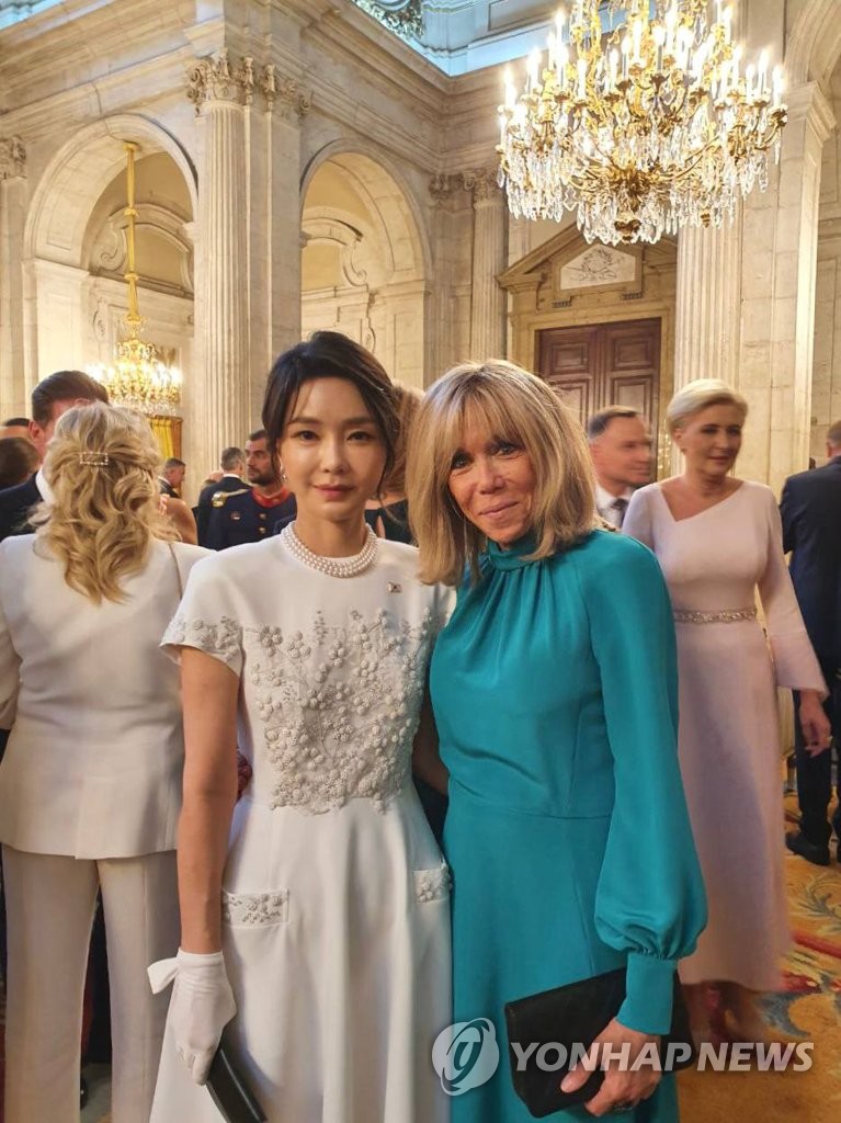First ladies of S. Korea, France meet