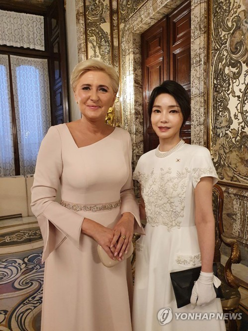 This photo, provided by the presidential office, shows first lady Kim Keon-hee (R) and Polish first lady Agata Kornhauser-Duda posing for a photo at a gala dinner held at the Royal Palace of Madrid on June 28, 2022. (PHOTO NOT FOR SALE) (Yonhap)