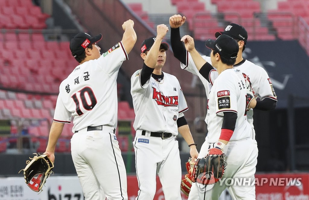 KT Wiz players celebrate their 6-0 win over the Doosan Bears in a Korea Baseball Organization regular season game at KT Wiz Park in Suwon, 35 kilometers south of Seoul, on July 3, 2022. (Yonhap)