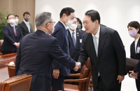일본 게이단렌 대표단 접견하는 윤석열 대통령