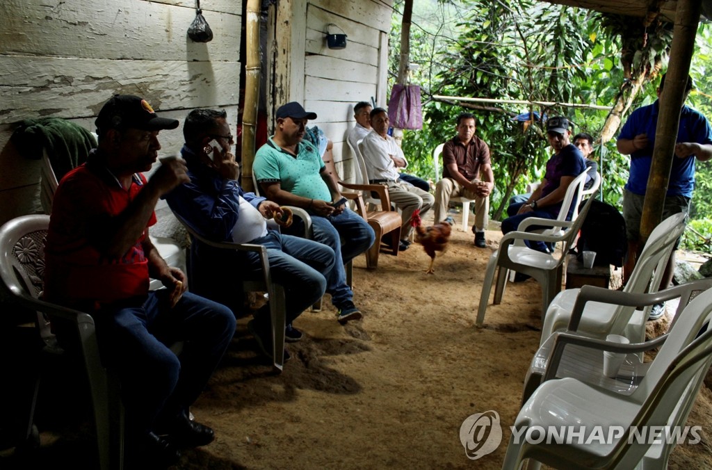 '美 트레일러 이민자 참사' 시신 송환 기다리는 유가족들