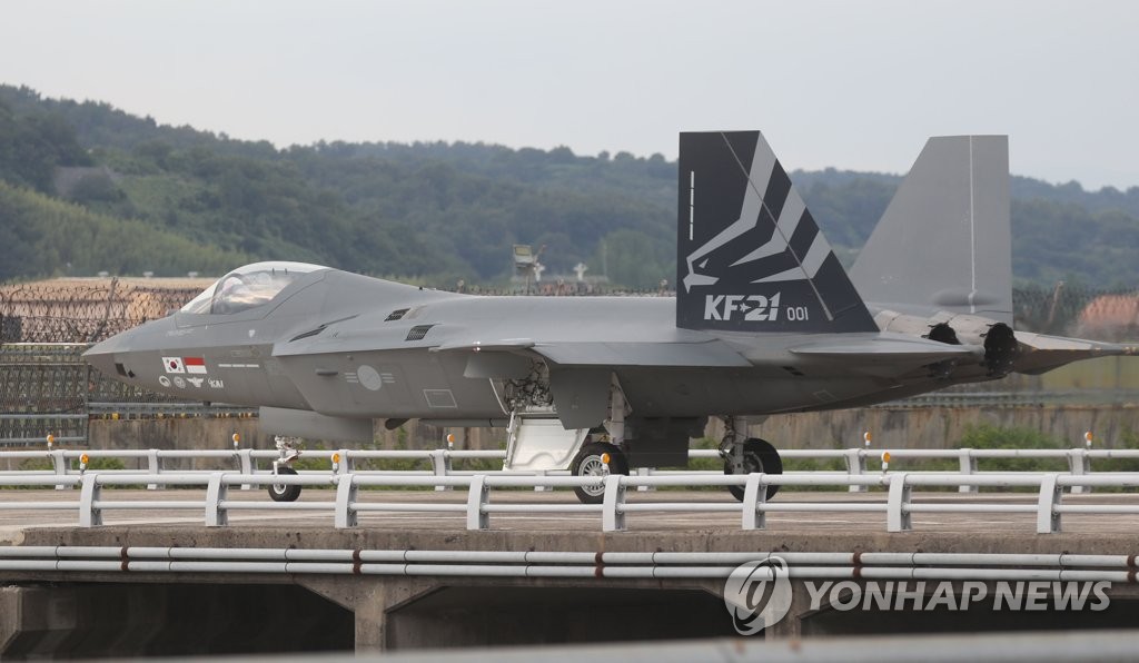 태극기와 인도네시아 국기가 그려진 한국형 전투기 KF-21