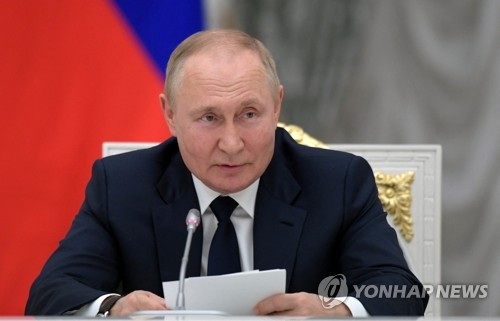 러시아 상·하원 지도부 간담회 참석하는 푸틴