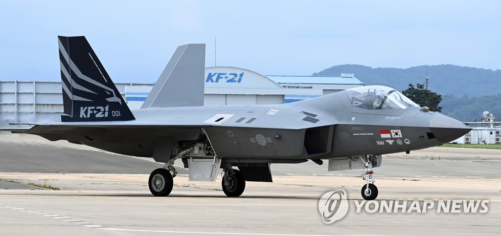 Un prototype du chasseur KF-21, Boramae, en cours de développement est sur une voie de circulation durant une démonstration devant la presse au siège de Korea Aerospace Industries (KAI), l'unique constructeur d'avions du pays, à Sacheon, dans la province du Gyeongsang du Sud, à 427 km au sud de Séoul, le mercredi 6 juillet 2022, alors que la Corée du Sud prévoit un premier vol plus tard ce mois-ci. (Pool photo)
