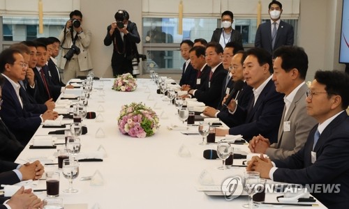 الرئيس «يون» يناقش السياسات الاقتصادية مع رؤساء الحكومات المحلية