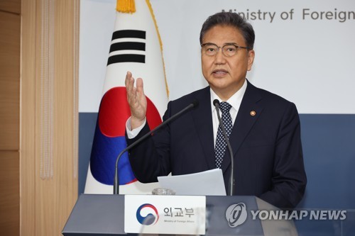 会見する朴振・外交部長官＝１１日、ソウル（聯合ニュース）