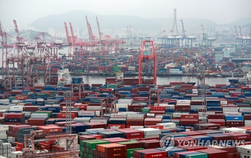 (LEAD) S. Korea's consumption falls for 4th month amid high inflation