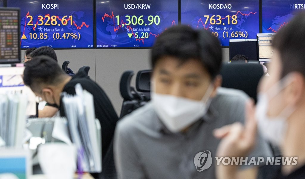 This photo taken July 13, 2022, shows information on Seoul's stocks and currency movements on an electronic signboard at a Hana Bank dealing room in Seoul. (Yonhap)