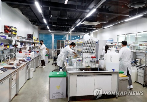 Researchers work at the lab of SK Bioscience in Seongnam, south of Seoul, on July 13, 2022, in this photo provided by the health ministry. (PHOTO NOT FOR SALE) (Yonhap)