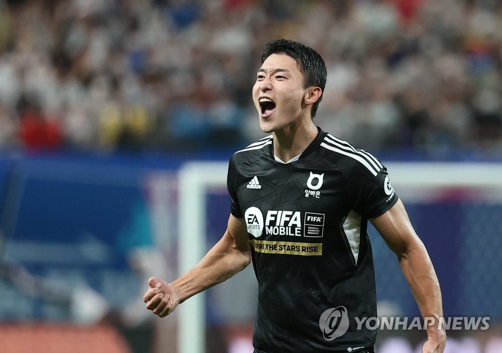 Cho Gue-sung de l'équipe K League célèbre son but contre Tottenham Hotspur lors du match d'exhibition des équipes au Seoul World Cup Stadium, le 13 juillet 2022.