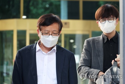 ２回目の官民協議会を終えて外交部を後にする被害者側関係者＝（聯合ニュース）