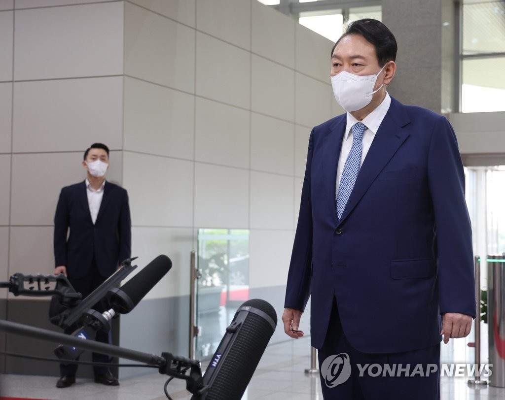 Yoon Meets Press Upon Arriving For Work | Yonhap News Agency