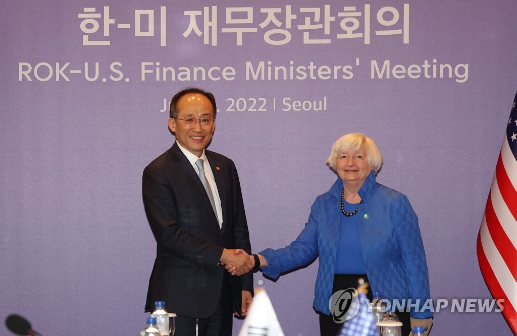 South Korean Finance Minister Choo Kyung-ho (L) shakes hands with U.S. Treasury Secretary Janet Yellen ahead of their meeting in Seoul on July 19, 2022. (Pool photo) (Yonhap)