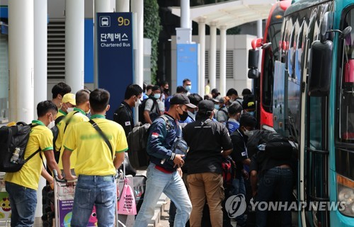 단체버스 타는 외국인 근로자들