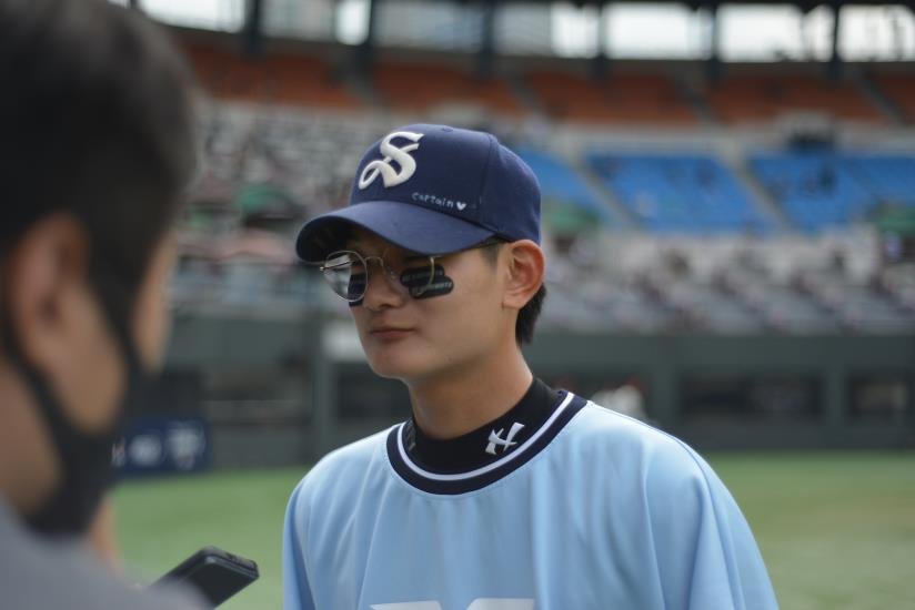 In this file photo from July 20, 2022, Seoul High School pitcher Kim Seo-hyeon speaks with reporters after a game at Mokdong Stadium in Seoul. (Yonhap)