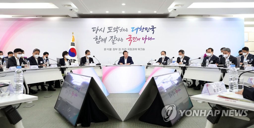 El 22 de julio de 2022, el presidente surcoreano, Yoon Suk-yeol (centro), habla durante un taller de trabajo con funcionarios de alto rango en Gwacheon, al sur de Seúl, para discutir puntos clave de políticas. (Foto del cuerpo de prensa. Prohibida su reventa y archivo) 