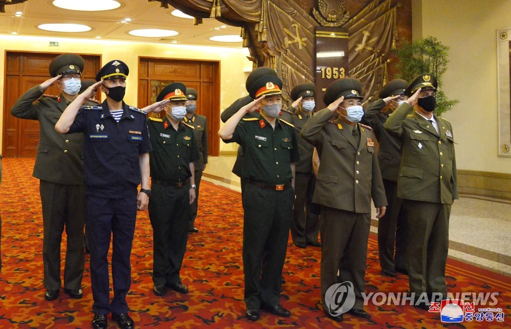 '조국해방전쟁승리기념관' 참관하는 북한 주재 무관단 성원들