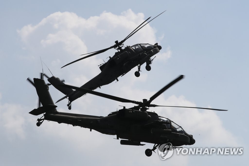 South Korean Army Apache attack helicopters stage air drills in Icheon, some 50 kilometers southeast of Seoul, on July 25, 2022. (Pool photo) (Yonhap)