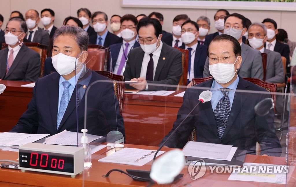Le ministre de l'Unification Kwon Young-se (à dr.) et le ministre des Affaires étrangères Park Jin assistent à une session parlementaire à l'Assemblée nationale à Séoul, le 18 août 2022.