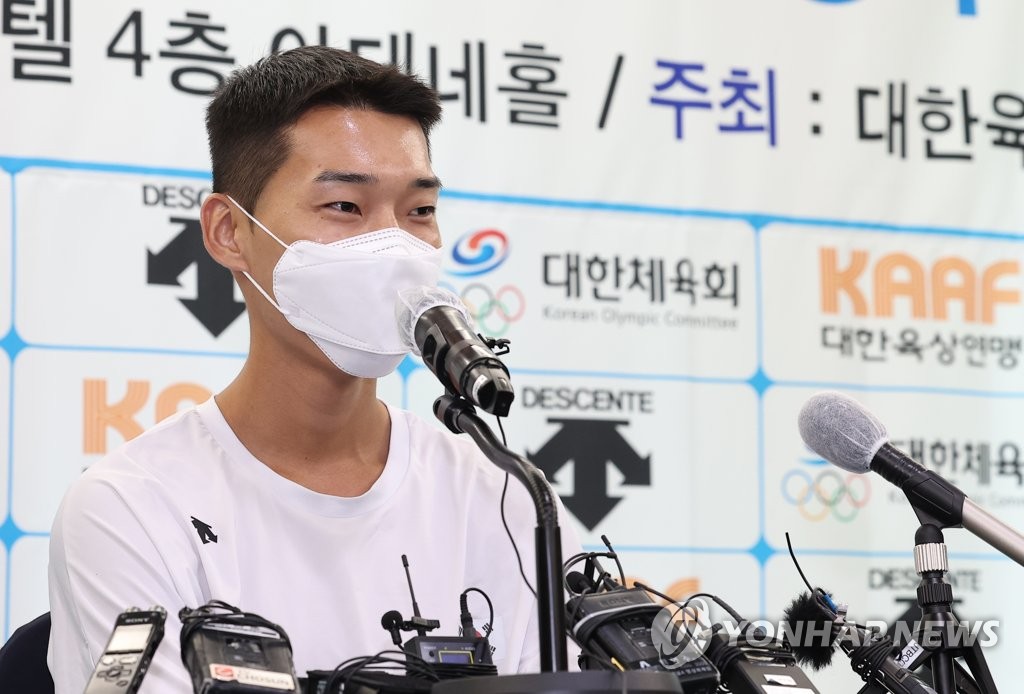 South Korean high jumper Woo Sang-hyeok speaks at a press conference at Olympic Parktel in Seoul on Aug. 3, 2022. (Yonhap)