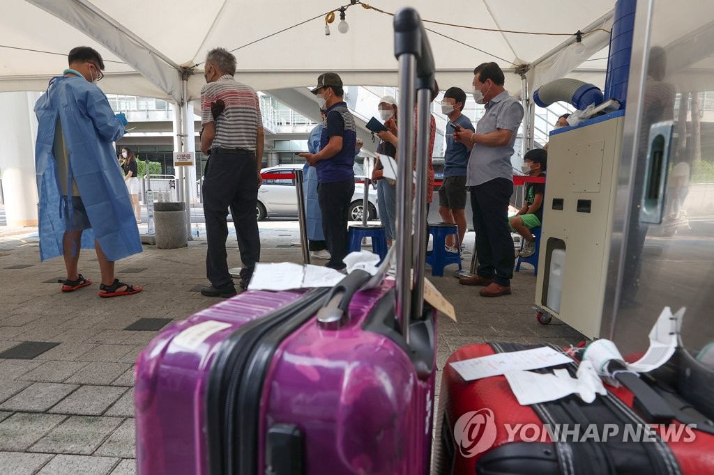 여름 휴가철 코로나19 해외 유입 확진자 증가세