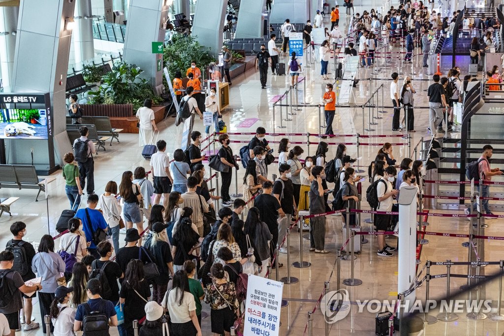 코로나19 재 증가에도 붐비는 김포공항