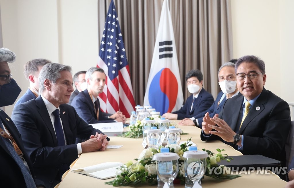 South Korean Foreign Minister Park Jin (R) and U.S. Secretary of State Antony Blinken (L) hold talks in Phnom Penh, Cambodia, on Aug. 5, 2022. (Yonhap)