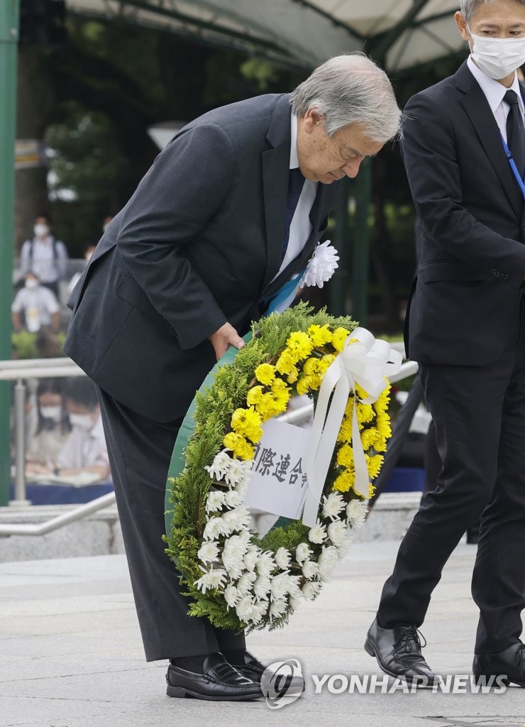 히로시마 원폭 희생자에게 헌화하는 유엔 사무총장