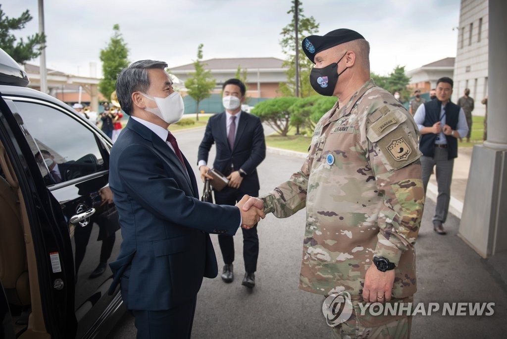 Defense chief visits U.S. base