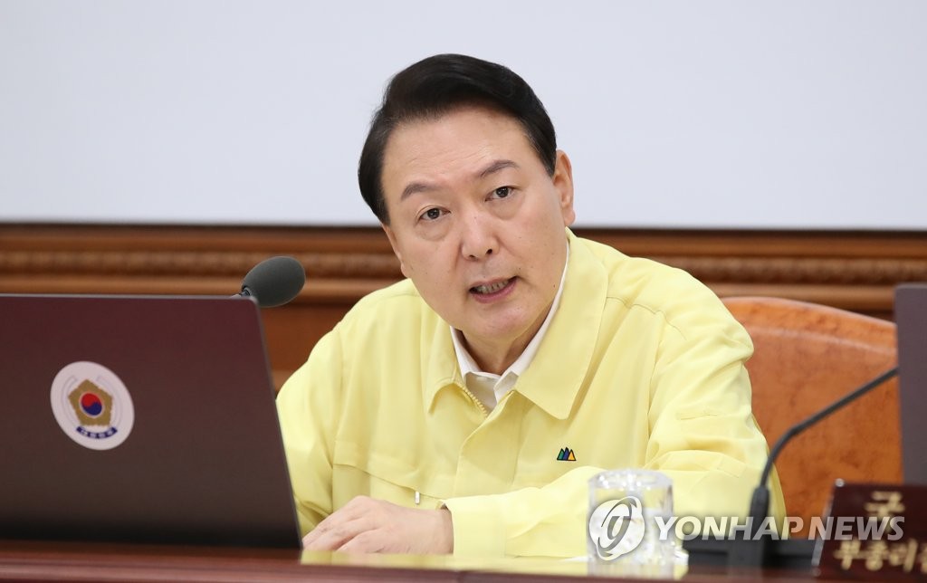 Le président Yoon Suk-yeol prend la parole lors d'une réunion du cabinet au complexe gouvernemental à Séoul, le 9 août 2022. 