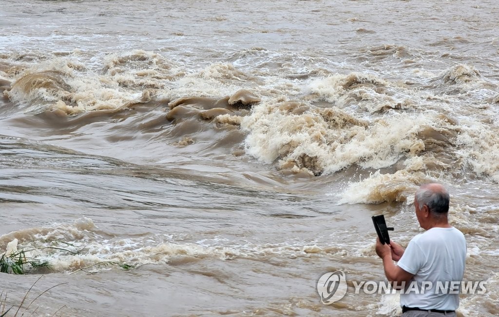 하천 범람으로 사라진 도로