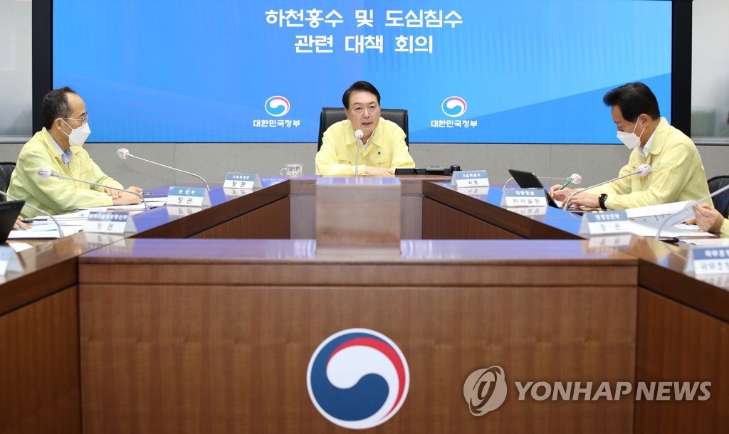 Le président Yoon Suk-yeon dirige une réunion gouvenrementale sur la réponse aux pluies torrentielles au complexe gouvernemental à Séoul, le mercredi 10 août 2022. 