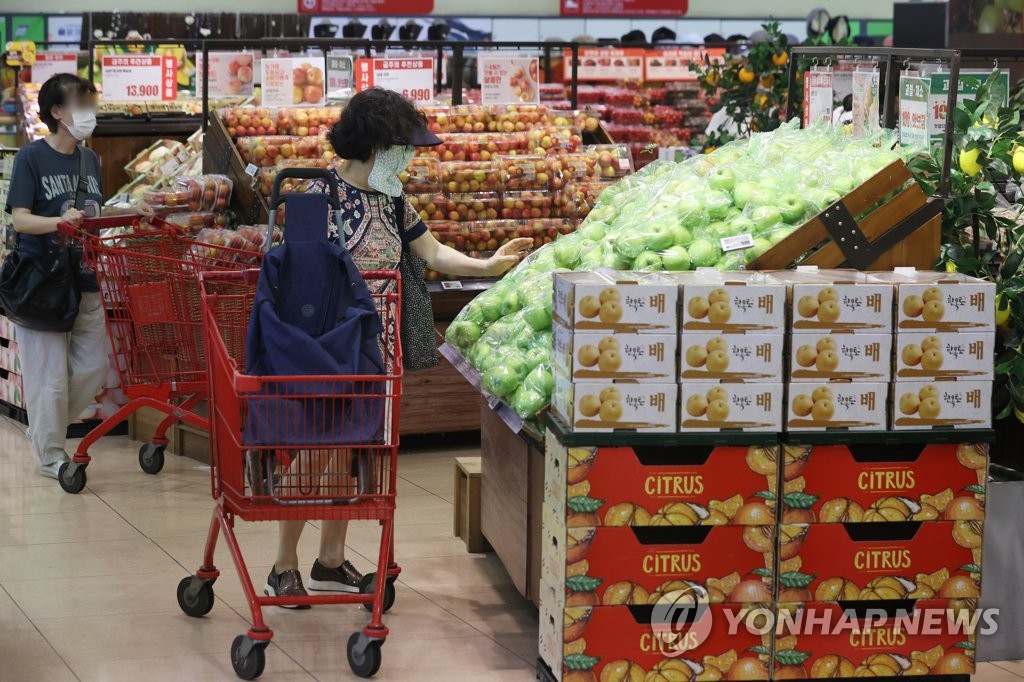 Citizens shop for groceries at a discount store in Seoul on Aug. 11, 2022. (Yonhap)