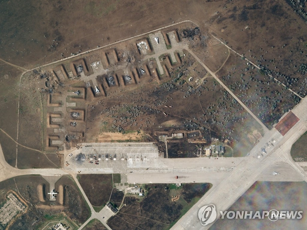 폭발 일어난 러 공군기지 위성사진 공개…'외부 공격 가능성'
