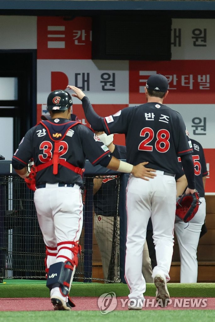 In this file photo from Aug. 11, 2022, Lotte Giants catcher Kang Tae-yul (L) and starter Charlie Barnes acknowledge each other after completing the bottom of the seventh inning of a Korea Baseball Organization regular season game against the Kiwoom Heroes at Gocheok Sky Dome in Seoul. (Yonhap)