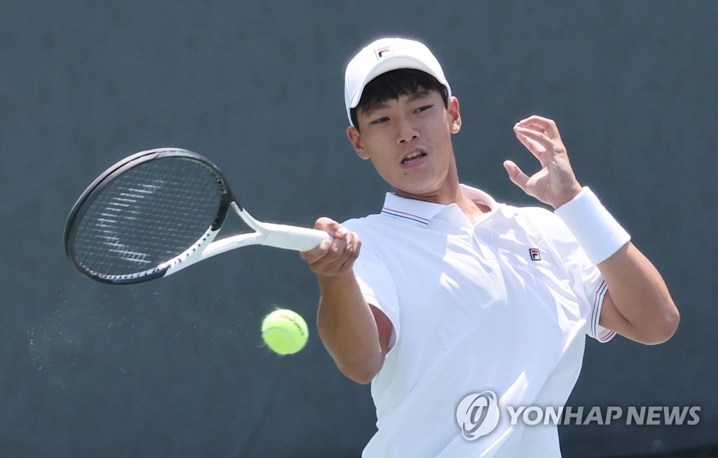 South Korean tennis player Cho Se-hyuk practices at Olympic Park Tennis Center in Seoul on Aug. 12, 2022. (Yonhap)