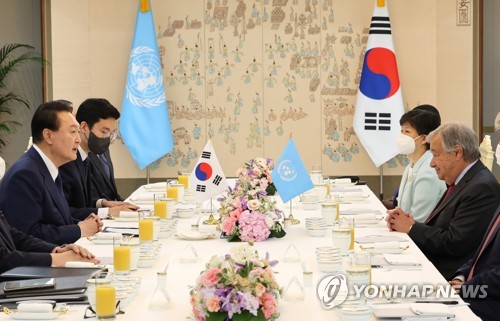 South Korean President Yoon Suk-yeol (L) holds talks with U.N. Secretary General Antonio Guterres (R) over lunch at the presidential office in Seoul on Aug. 12, 2022. (Yonhap)