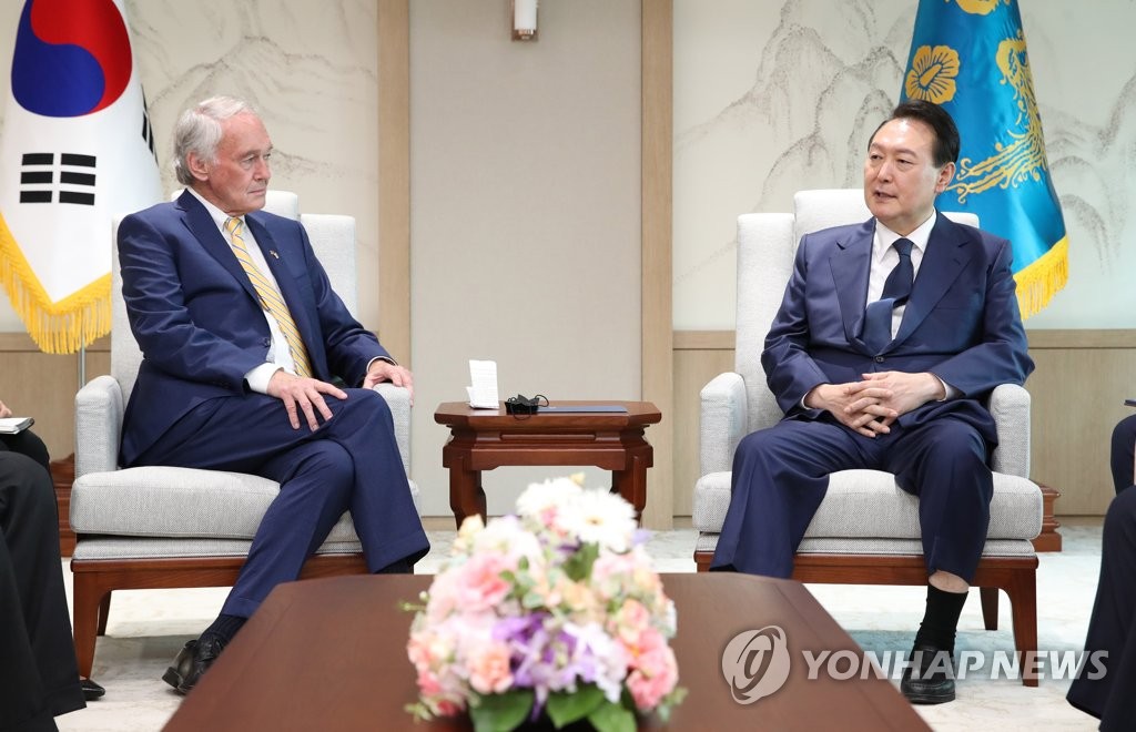Yoon meets U.S. senator
