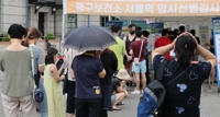 (LEAD) S. Korea's new COVID-19 cases below 100,000 for 1st time in 7 days