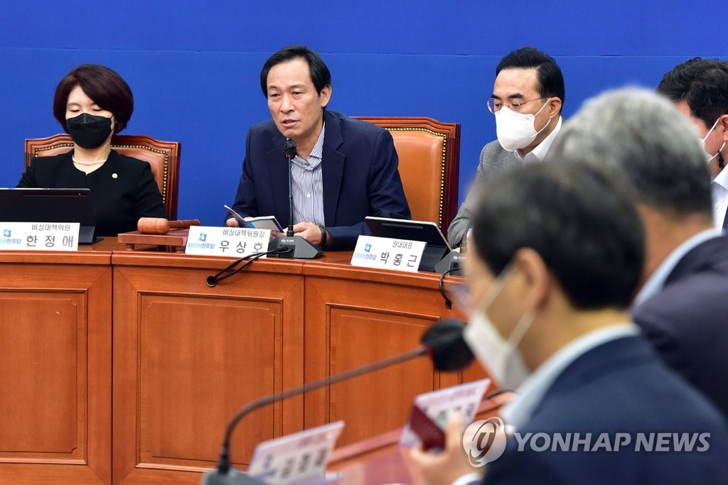 Rep. Woo Sang-ho, the interim leader of the Democratic Party, speaks at a party meeting at the National Assembly on Aug. 17, 2022. (Pool photo) (Yonhap)