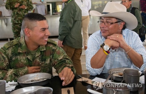 군 기지 방문한 페트로 신임 콜롬비아 대통령