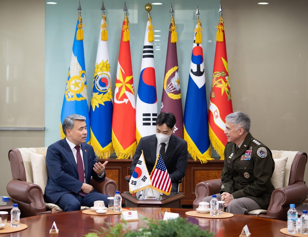 Defense chief meets U.S. Cyber Command head