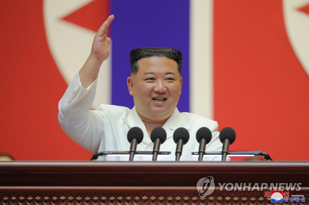 Le dirigeant nord-coréen Kim Jong-un a félicité les soldats du domaine médical pour avoir accompli leur mission dans la lutte d'urgence contre le nouveau coronavirus (Covid-19), le jeudi 18 août 2022, rapporte le lendemain l'Agence centrale de presse nord-coréenne (KCNA). (Utilisation en Corée du Sud uniquement et redistribution interdite)