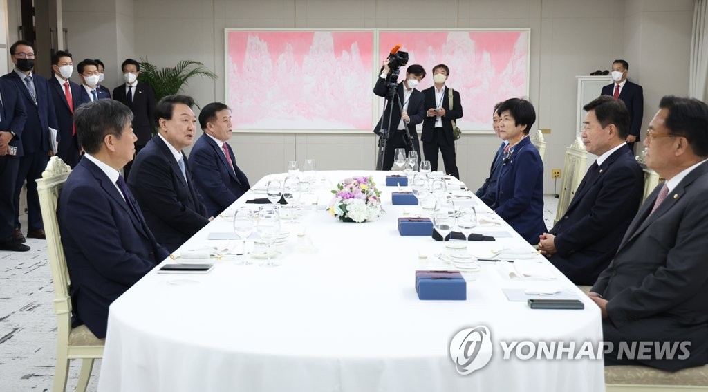 Yoon hosts parliamentary speaker