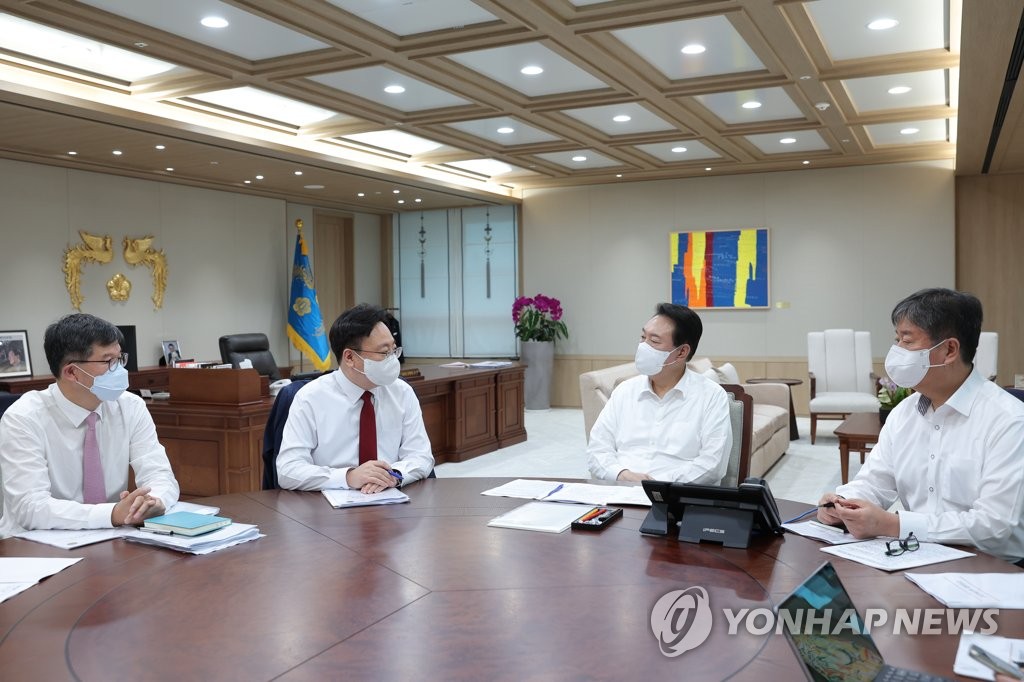 الرئيس "يون" في جلسة الإحاطة مع مسؤولي وزارة الصحة