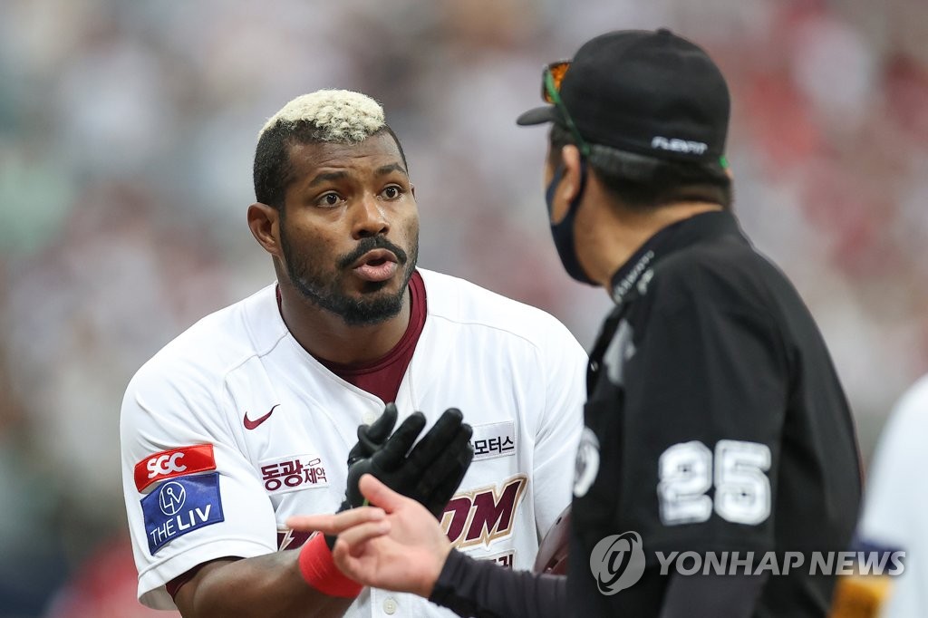 Yasiel Puig of the Kiwoom Heroes (L) argues a checked swing call with home plate umpire Park Ki-taik during the bottom of the seventh inning of a Korea Baseball Organization regular season game against the SSG Landers at Gocheok Sky Dome in Seoul on Aug. 21, 2022. (Yonhap)